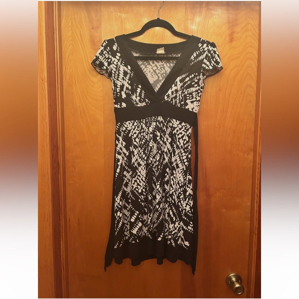 Maurices black/white tie back blouse